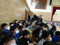 みんなの発表を静かに聞いている