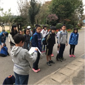 曇り空ですが、みんな元気に出発です。天気予報では、雨は降らないようです。