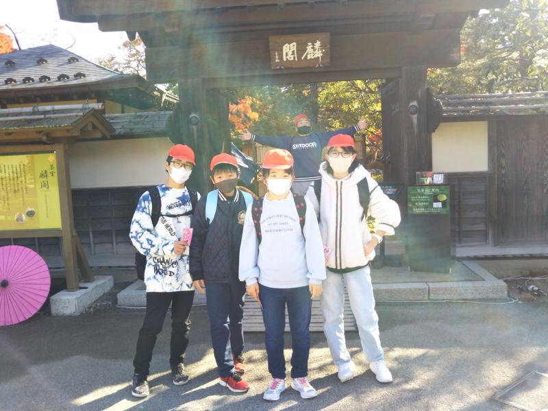 城内の麟閣前にて