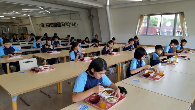 しっかりとルールを守って黙食です