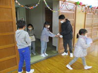 手指消毒をして入場